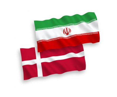 Beyaz arka planda Danimarka ve İran bayrakları
