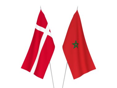 Beyaz arka planda, Fas ve Danimarka 'nın ulusal kumaş bayrakları izole edildi. 3d resimleme.