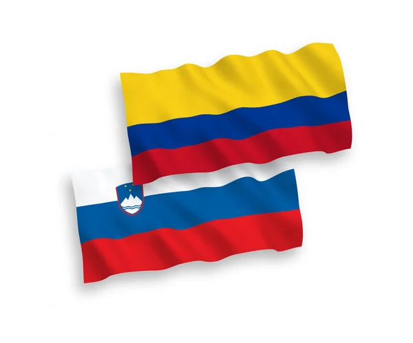 斯洛文尼亚和哥伦比亚的国家病媒织物波条旗在白色背景下隔离 1比2的比例 — 图库矢量图片