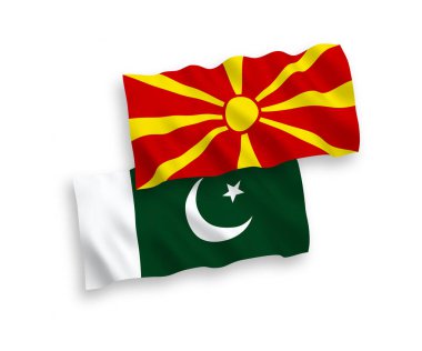 Pakistan ve Kuzey Makedonya 'nın ulusal taşıyıcı kumaş bayrakları beyaz zemin üzerinde izole edildi. 1 'e 2 oranında.