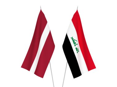 Beyaz arka planda Letonya ve Irak 'ın ulusal kumaş bayrakları izole edildi. 3d resimleme.