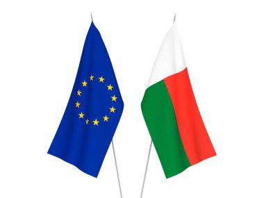 Beyaz arka planda Avrupa Birliği ve Madagaskar 'ın ulusal kumaş bayrakları izole edildi. 3d resimleme.