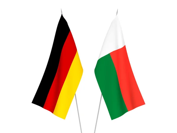 Beyaz Arka Planda Almanya Madagaskar Ulusal Kumaş Bayrakları Izole Edildi — Stok fotoğraf