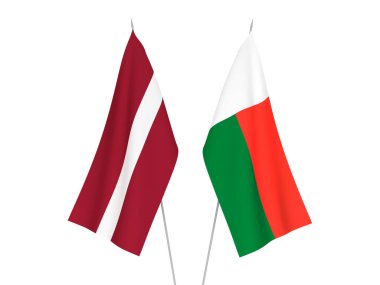 Beyaz arka planda Letonya ve Madagaskar 'ın ulusal kumaş bayrakları izole edildi. 3d resimleme.