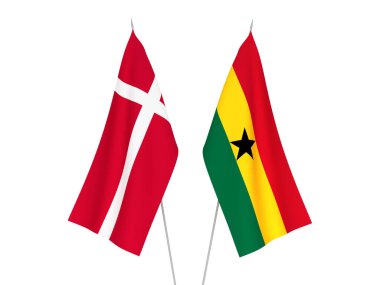 Beyaz arka planda Gana ve Danimarka 'nın ulusal kumaş bayrakları izole edildi. 3d resimleme.