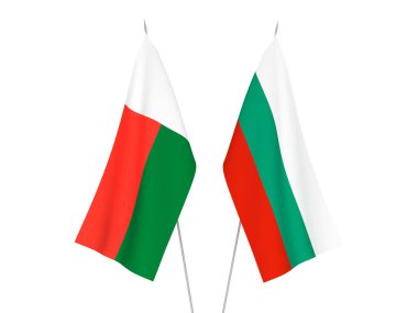 Beyaz arka planda Bulgaristan ve Madagaskar 'ın ulusal kumaş bayrakları izole edildi. 3d resimleme.