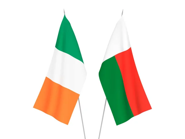 Национальные Тканевые Флаги Ирландии Мадагаскара Изолированы Белом Фоне Трехмерная Иллюстрация — стоковое фото