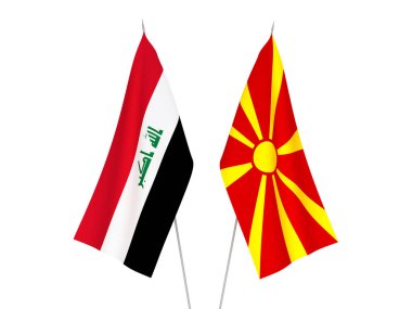 Kuzey Makedonya ve Irak 'ın ulusal kumaş bayrakları beyaz arka planda izole edildi. 3d resimleme.