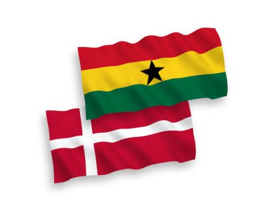 Beyaz arka planda Danimarka ve Gana 'nın ulusal taşıyıcı kumaş bayrakları izole edildi. 1 'e 2 oranında.