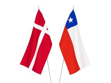 Beyaz arka planda Şili ve Danimarka 'nın ulusal kumaş bayrakları izole edildi. 3d resimleme.