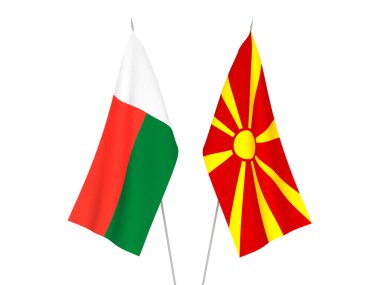 Kuzey Makedonya ve Madagaskar 'ın ulusal kumaş bayrakları beyaz arka planda izole edildi. 3d resimleme.