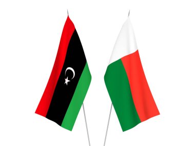 Beyaz arka planda Libya ve Madagaskar 'ın ulusal kumaş bayrakları izole edildi. 3d resimleme.