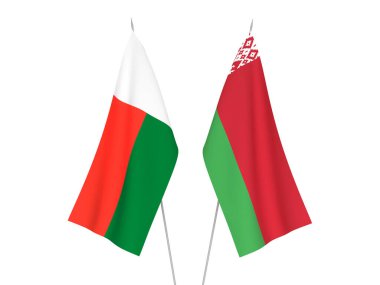 Beyaz arka planda Belarus ve Madagaskar 'ın ulusal kumaş bayrakları izole edildi. 3d resimleme.