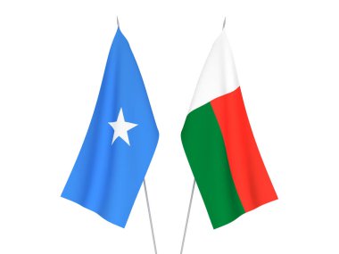 Beyaz arka planda Somali ve Madagaskar 'ın ulusal kumaş bayrakları izole edildi. 3d resimleme.