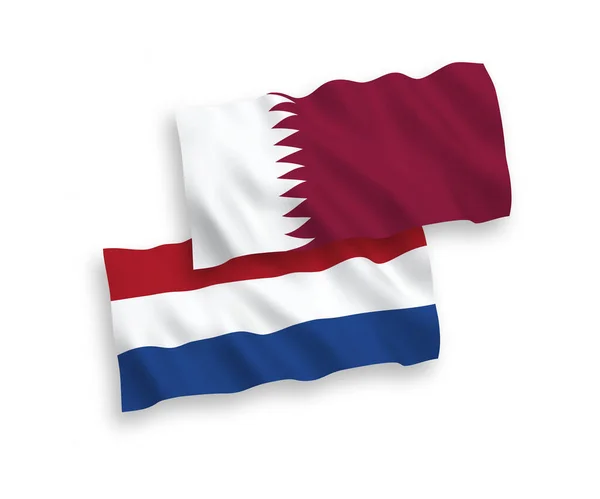 Drapeaux du Qatar et des Pays-Bas sur fond blanc — Image vectorielle