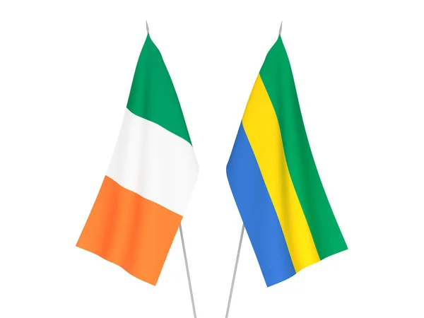 Εθνικές Σημαίες Υφάσματος Της Ιρλανδίας Και Της Γκαμπόν Που Απομονώνονται — Φωτογραφία Αρχείου