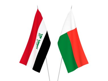 Beyaz arka planda, Irak ve Madagaskar 'ın ulusal kumaş bayrakları izole edildi. 3d resimleme.