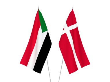 Beyaz arka planda Sudan ve Danimarka 'nın ulusal kumaş bayrakları izole edildi. 3d resimleme.
