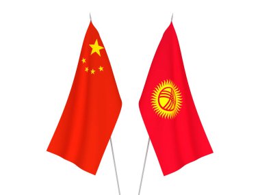 Beyaz arka planda Çin ve Kırgızistan 'ın ulusal kumaş bayrakları izole edildi. 3D tasvir. Tarihi bayrak