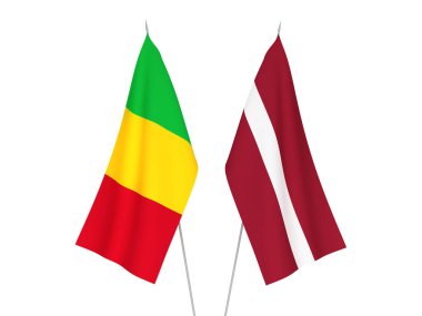 Beyaz arka planda Letonya ve Mali 'nin ulusal kumaş bayrakları izole edildi. 3d resimleme.