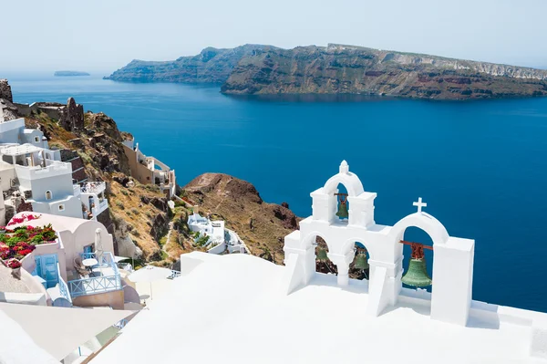 Igreja branca na ilha de santorini, grécia — Fotografia de Stock