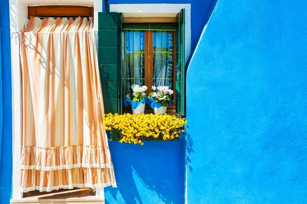 Дом с голубой стеной . — стоковое фото