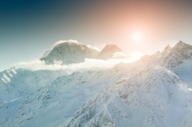 Kış dağlarda günbatımı