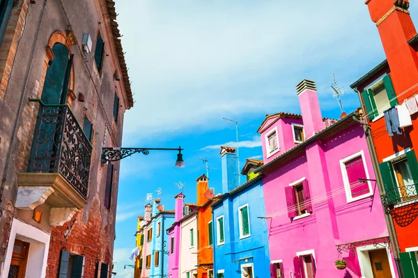 Красочные дома на острове Бурано рядом с Венецией, Италия — стоковое фото