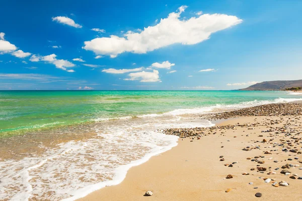 Prachtig strand en blauwe hemel met wolken. — Stockfoto