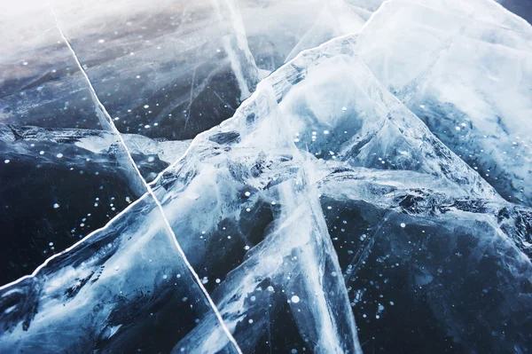 Beautiful blue ice on the winter lake. — Stock fotografie