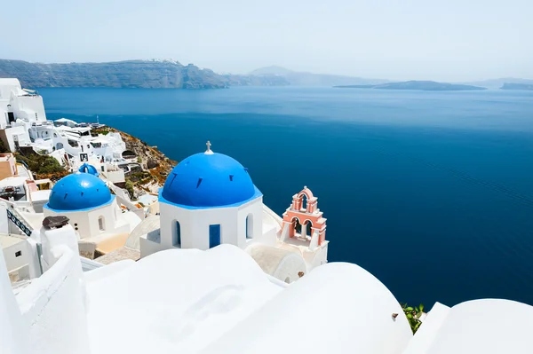 Arquitectura blanca en la isla de Santorini, Grecia. —  Fotos de Stock