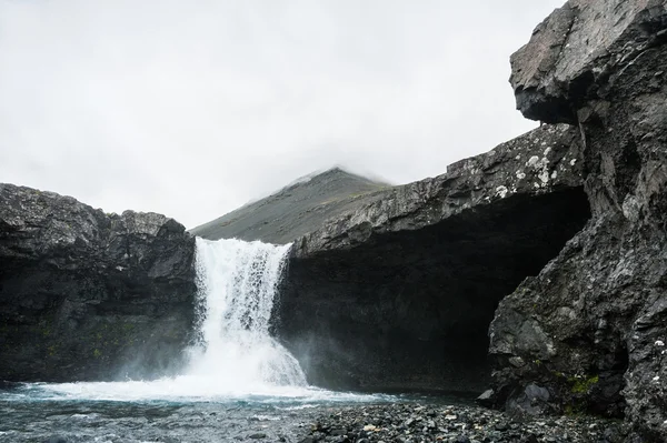 Prachtige waterval in het oosten van IJsland. — Stockfoto