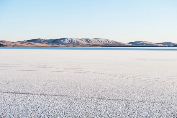 Glace sur le lac gelé — Photo