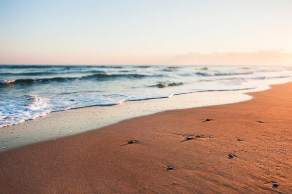 Sunrise Beach. Bulanık deniz arka plan — Stok fotoğraf