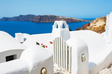 Yunanistan 'ın Santorini adasında beyaz mimari. 