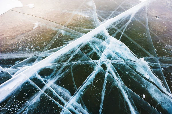 Lód na zamarzniętym jeziorze. — Zdjęcie stockowe