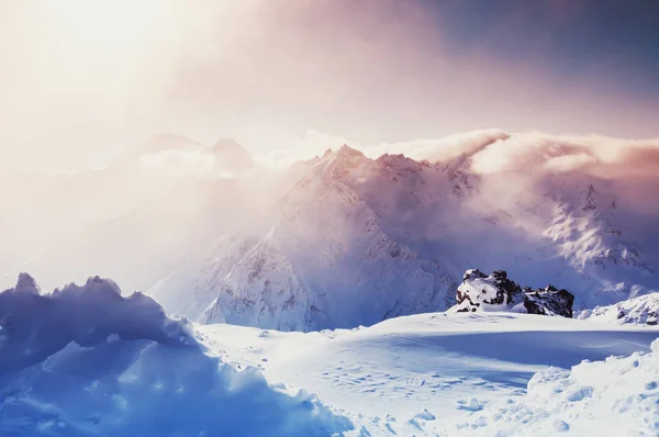 Snöklädda berg i solnedgången. — Stockfoto