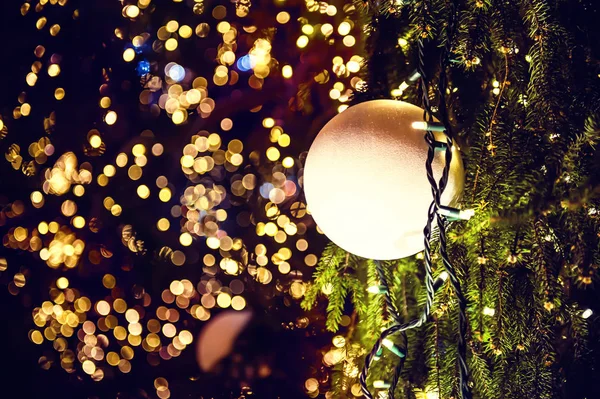 Χριστουγεννιάτικη μπάλα και γιρλάντα σε γυαλιστερό φόντο — Φωτογραφία Αρχείου