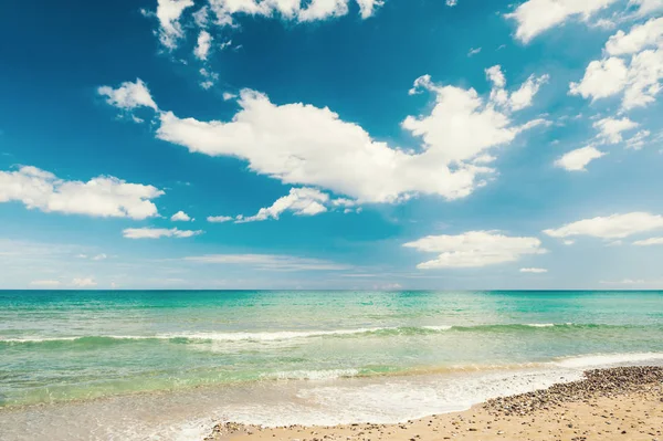 Güzel bir plaj ve mavi gökyüzü bulutlu. — Stok fotoğraf