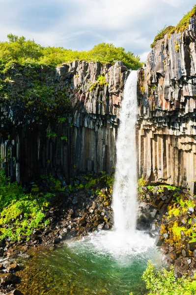 Svartifoss waterval met basalten zuilen. — Stockfoto