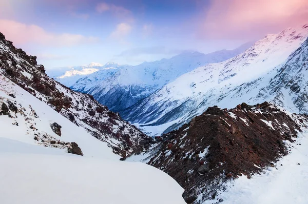 Snow-covered mountains at sunset. — Stock Photo, Image