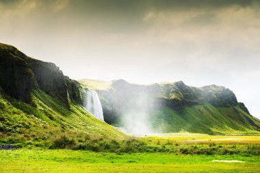 İzlanda 'da Seljalandsfoss şelalesi. 