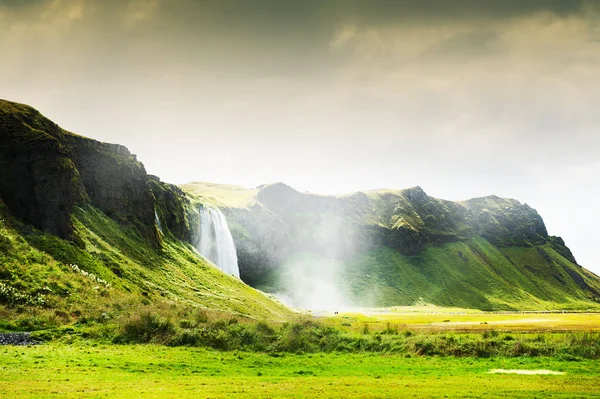 Seljalandsfoss vodopád na Islandu. — Stock fotografie