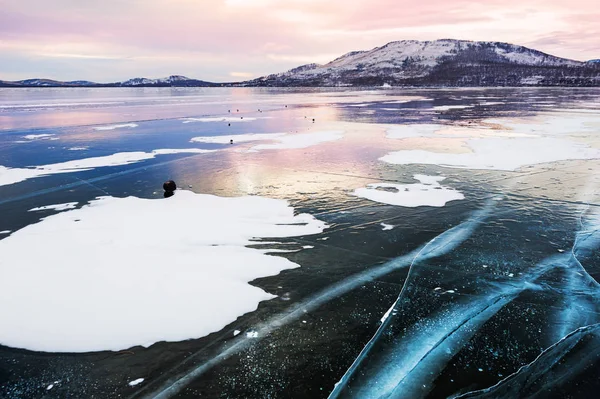 Eis auf dem zugefrorenen See. — Stockfoto