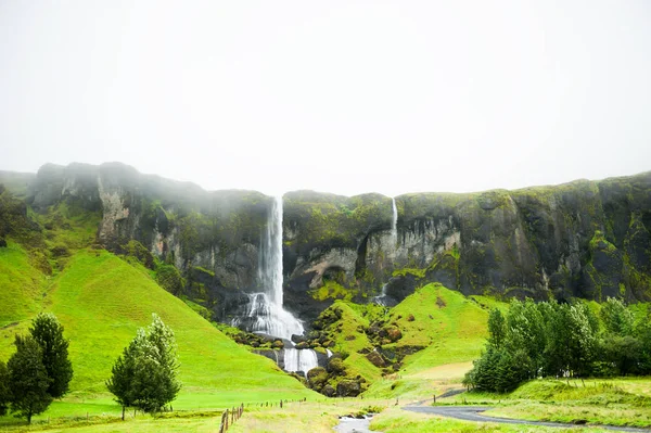 Vattenfall i bergen. Island. — Stockfoto