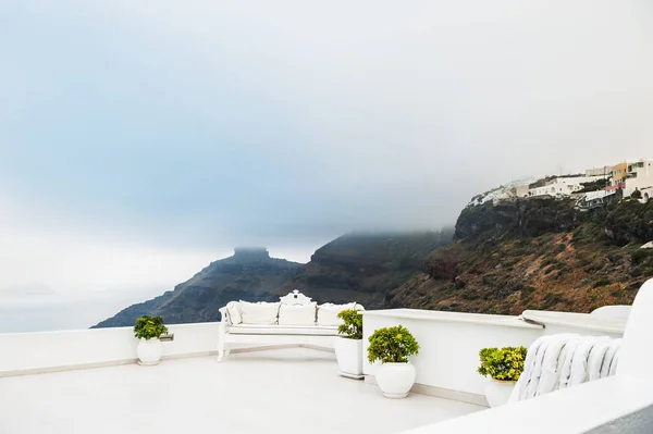 Mglisty poranek na wyspie Santorini, Grecja. — Zdjęcie stockowe