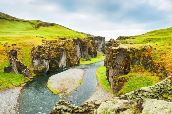 Fjadrargljufur canyon com rio e grandes rochas. Islândia do Sul — Fotografia de Stock