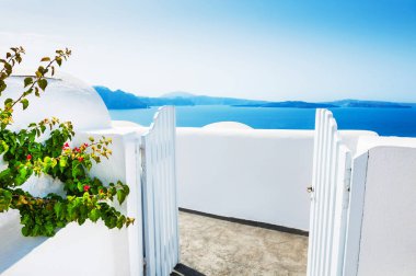 Beyaz mimari Oia şehirde, Santorini Island, Yunanistan. 