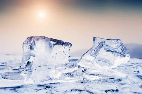 Eis auf dem zugefrorenen See. — Stockfoto