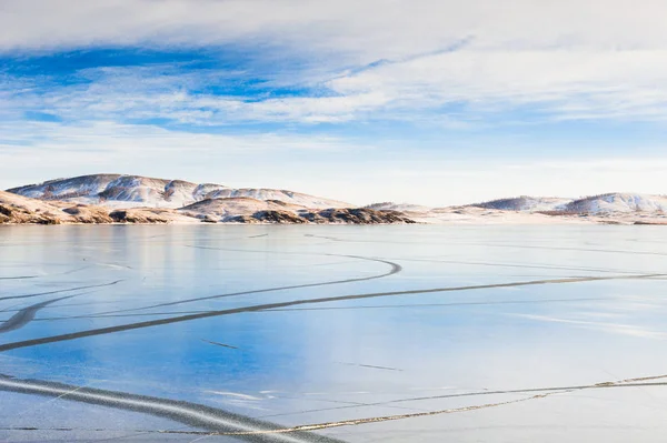 Eis auf dem zugefrorenen See. — Stockfoto